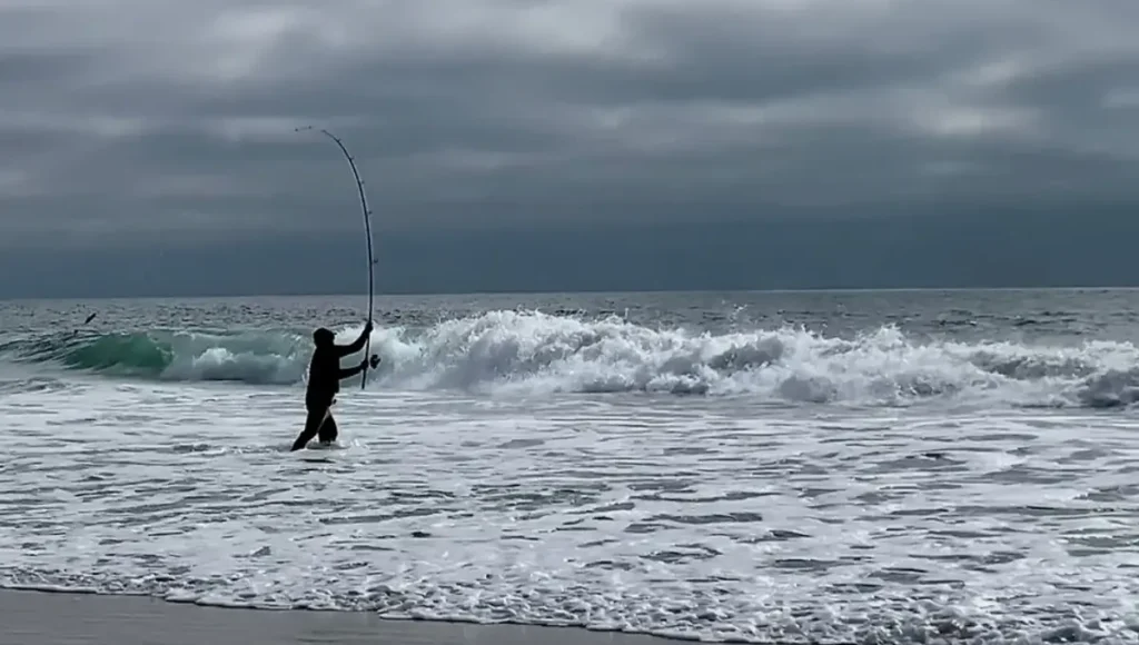 What size weight should I use for surf fishing big waves?
