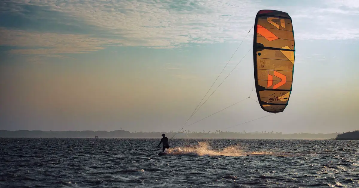 How much wind does a kiteboarder need to fly a kite?